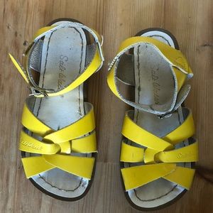 Yellow saltwater Samdals size 13